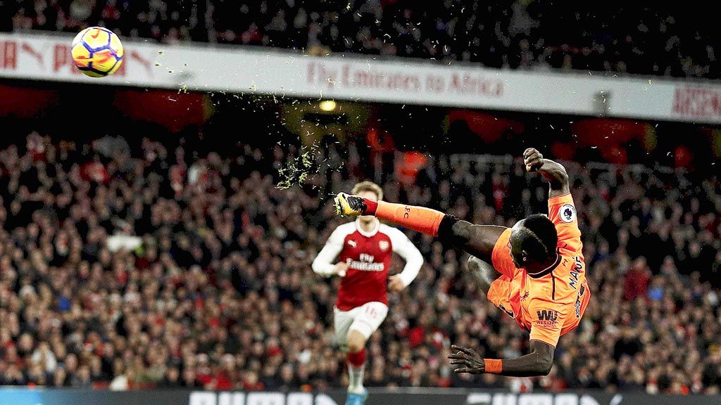 Gelandang   Liverpool, Sadio Mane, beraksi di depan gawang Arsenal pada laga Liga Primer Inggris antara Arsenal dan Liverpool di Stadion Emirates, London, Sabtu (23/12) dini hari WIB. Sempat dikejutkan oleh tiga gol beruntun Arsenal dalam selang waktu lima menit, Liverpool akhirnya lolos dari kekalahan dan menahan imbang Arsenal, 3-3. 
