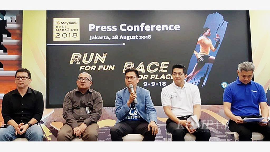 Sekretaris Jenderal Pengurus Besar Persatuan Atletik Seluruh Indonesia Tigor Tanjung (tengah) dalam konferensi pers Maybank Bali Marathon, di Senayan, Jakarta Pusat, Selasa (28/8/2018).