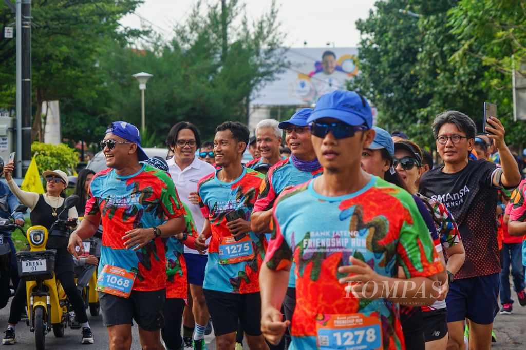 Sebanyak 900 peserta mengikuti ajang Bank Jateng Friendship Run Makassar di Makassar, Sulawesi Selatan, Minggu (9/10/2022). Ajang lari sejauh 5 kilometer ini menjadi rangkaian terakhir Borobudur Marathon yang akan digelar November di Magelang, Jawa Tengah.
