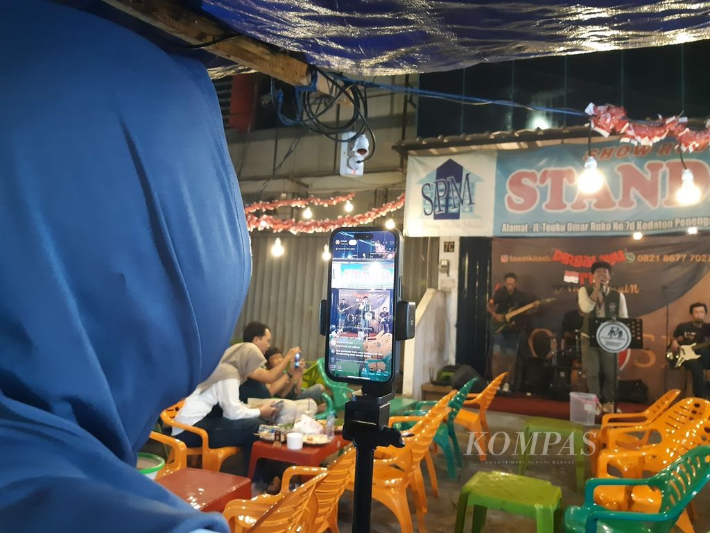 Promosi melalui media sosial dilakukan pemilik Angkringan Toxsik yang terletak di Jalan Teuku Umar, Kota Bandar Lampung, Minggu (13/8/2023) malam. Usaha angkringan yang dirintis anak-anak muda saat ini tengah menjadi tren di Bandar Lampung.