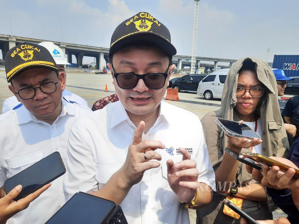Wakil Menteri Perdagangan Jerry Sambuaga menjawab pertanyaan wartawan di Jakarta International Container Terminal, Tanjung Priok, Jakarta Utara, Sabtu (18/5/2024). 