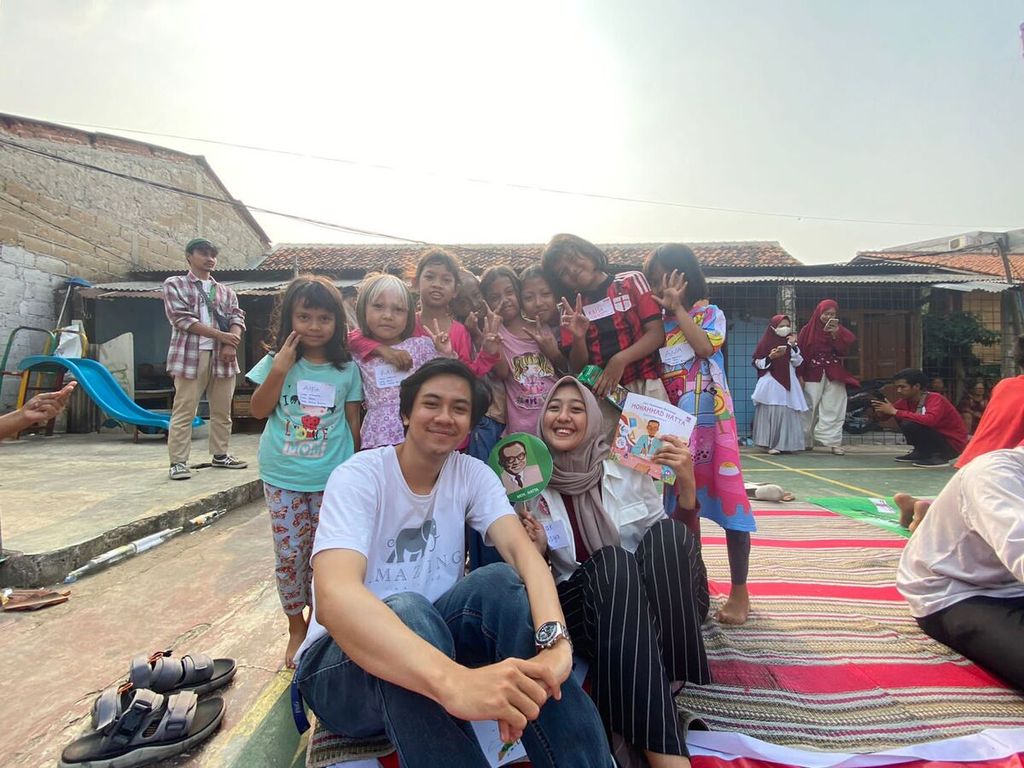 Adib Mumtaz Irfani saat hadir di acara Kelas Mendongeng yang diadakan oleh Negeri Kami berkolaborasi dengan Di Balik Masa Remaja di Teras Baca UFO, Kedaung, Tangerang Selatan, Banten, pada Sabtu (26/8/2023).