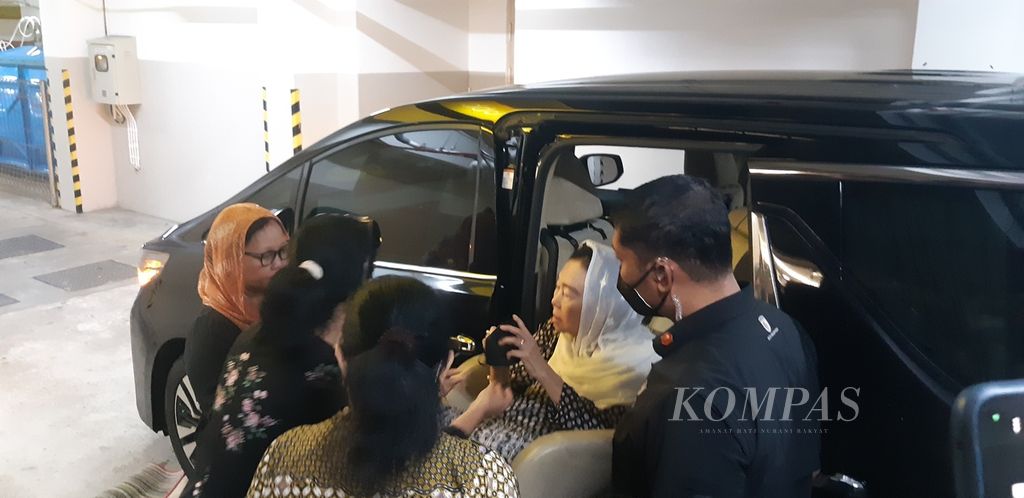 Istri Abdurrahman Wahid atau Gus Dur, Sinta Nuriyah Wahid, turun dari mobil untuk menjenguk Cristalino David Ozora, anak korban penganiayaan berat, di RS Mayapada, Jakarta Selatan, Minggu (26/2/2023).