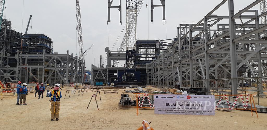 Pekerja menggarap pembangunan konstruksi pabrik pengolahan tembaga atau smelter PT Freeport Indonesia di Gresik, Jatim, Kamis (2/2/2023). Progres pekerjaan mencapai 51 persen.