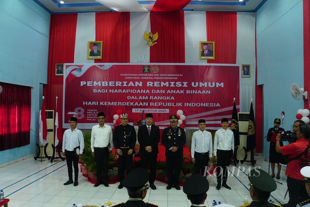 Empat narapidana yang menjadi perwakilan penerima remisi umum berfoto bersama Wakil Gubernur Sulawesi Utara Steven Kandouw (tengah) dan Kepala Kantor Wilayah Kemenkumham Sulut (ketiga dari kiri) dalam upacara di Lapas Kelas IIA Manado, Sulawesi Utara, Kamis (17/8/2023).