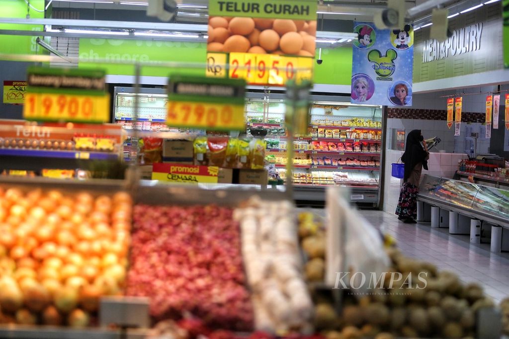 Pengunjung berbelanja bahan makanan di pusat perbelanjaan ritel Hypermart di kawasan Tanah Abang, Jakarta, Kamis (24/9/2020). 