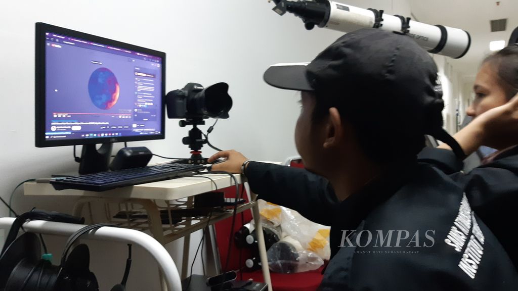 Mahasiswa menyaksikan pengamatan gerhana bulan total secara virtual di kampus Institut Teknologi Sumatera, Selasa (8/11/2022). Pengamatan gerhana menggunakan teleskop di Lampung ini terhalang hujan.