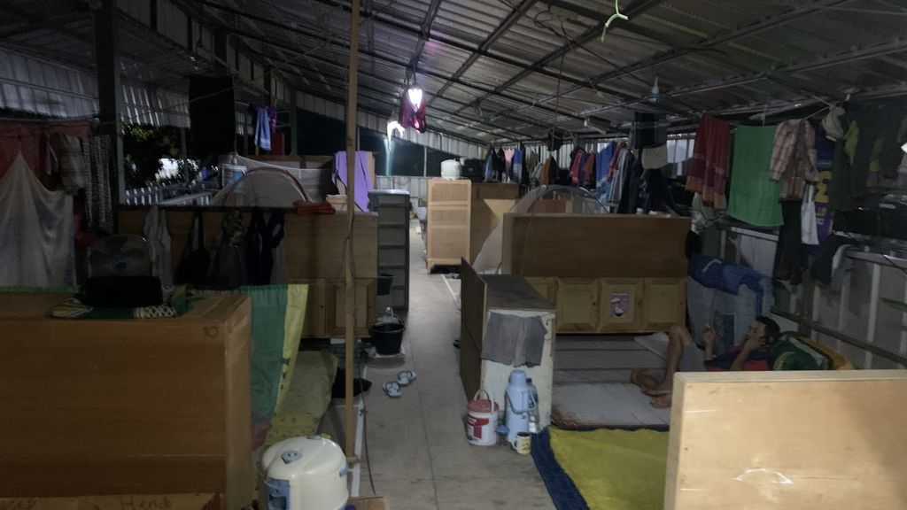 Sebuah <i>shelter</i> yang menjadi tempat tinggal sejumlah kuli angkut di Pasar Induk Beras Cipinang, Rabu (8/3/2023). Tempat berkapasitas 70 orang ini hanya bisa ditinggali kuli angkut anggota Koperasi Pekerja Bongkar Muat.