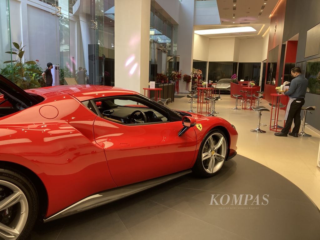 Ferrari 296 GTB dipajang di ruang pamer resmi Ferrari di Jalan Proklamasi 36A, Menteng, Jakarta Pusat yang diresmikan Kamis (14/7/2022).