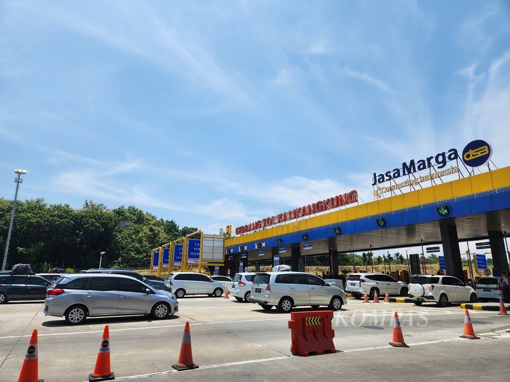 Kendaraan-kendaraan yang akan masuk dari arah Jakarta menuju ke Gerbang Tol Kalikangkung di Kota Semarang, Jawa Tengah, Minggu (7/4/2024). Situasi lalu lintas ramai lancar. 