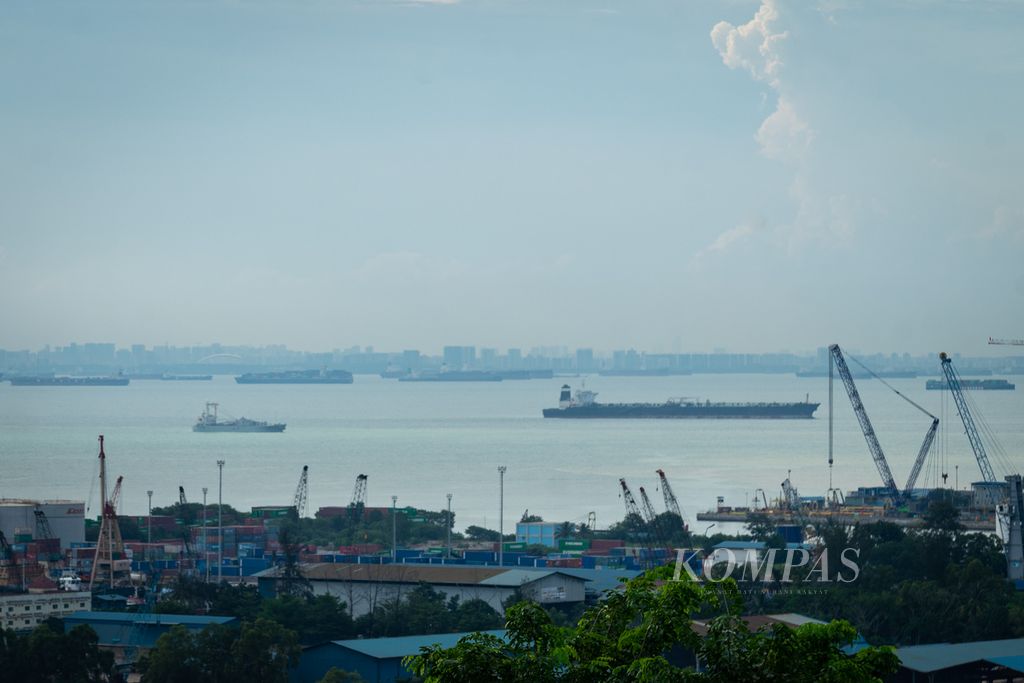 Lalu lintas kapal di Selat Philips, perairan antara Pulau Batam dan Singapura, Selasa (12/9/2023). 