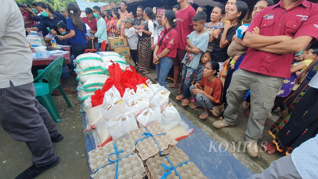 Sembako bantuan sosial dari Kementerian Sosial yang diberikan kepada Warga Desa Golo Wune, Kabupaten Manggarai Timur, Nusa Tenggara Timur, Minggu (25/2/2024).