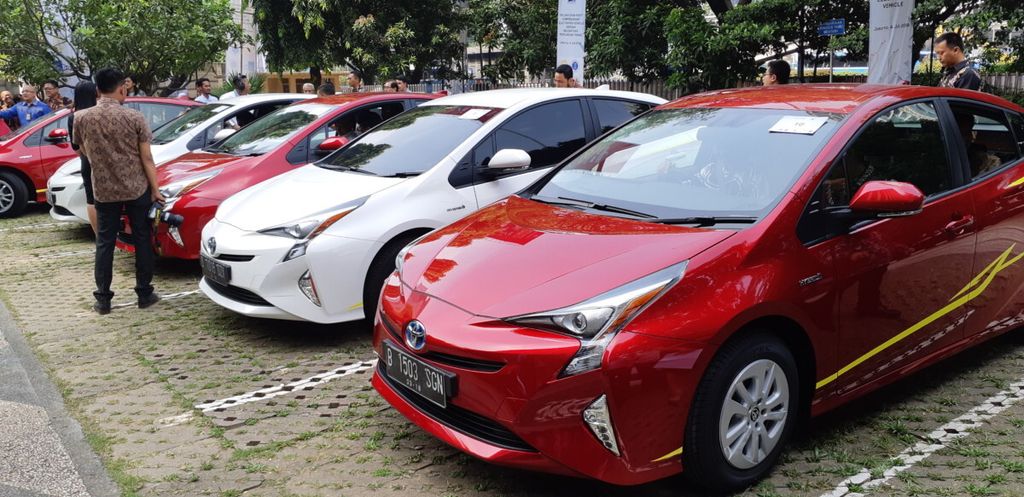 Deretan mobil listrik Toyota di halaman parkir Kementerian Perindustrian, Rabu (4/7/2018). Kementerian Perindustrian melibatkan enam perguruan tinggi dalam riset pengembangam industri mobil listrik.