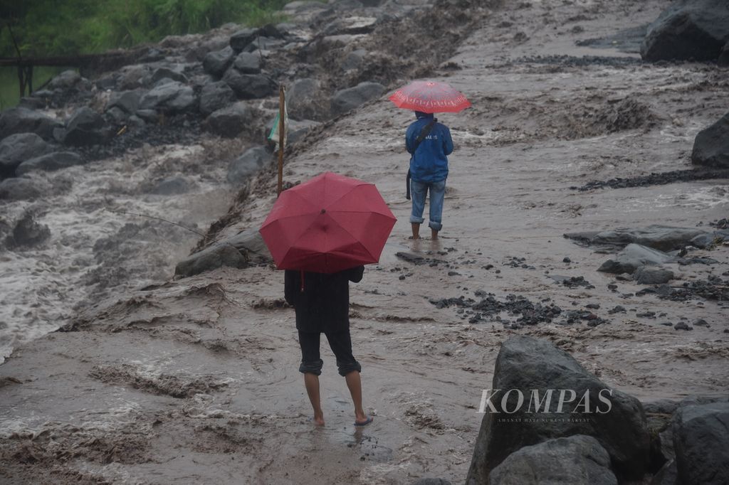 Journalists witnessed volcanic ash flows in the Besuksat River, which has its source in Mount Semeru in Pasrujambe District, Lumajang Regency, East Java, on Sunday (17/1/2021). Mount Semeru on Saturday (16/1/2021) erupted volcanic material as far as 4.5 km from the peak. Residents living around the river flow from Mount Semeru are warned to be vigilant against potential volcanic ash flood due to high rainfall.