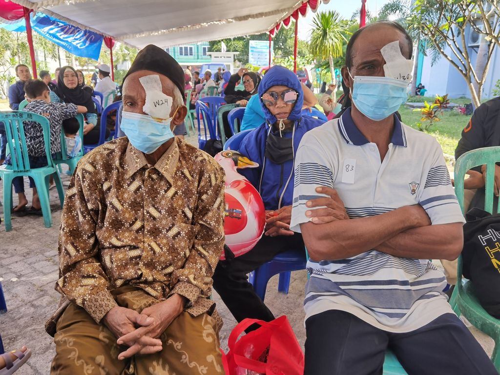 Ratnasih (kiri) bersama pasien lain usai mengikuti operasi katarak gratis yang diselenggarakan Yayasan Dana Kemanusiaan Kompas bersama Kementerian Sosial di UPTD RSUD Lombok Timur, Labuan Haji, Selong, NTB, Minggu (31/7/2022). Operasi katarak gratis itu didanai bantuan pembaca harian <i>Kompas</i>.