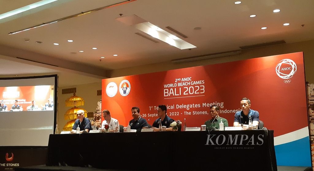 Bali menjadi tuan rumah Pesta Olahraga Pantai Dunia (World Beach Games) 2023. Ketua Komite Olimpiade Indonesia Raja Sapta Oktohari (ketiga dari kanan) dalam konferensi pers persiapan World Beach Games 2023 di Kuta, Badung, Bali, Minggu (25/9/2022).