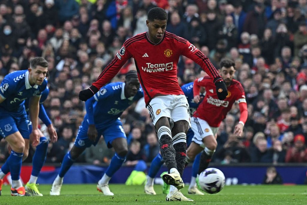 Manchester United's attacker, Marcus Rashford, scored the second goal in the English Premier League match between MU and Everton at Old Trafford Stadium, on Saturday (9/3/2024).