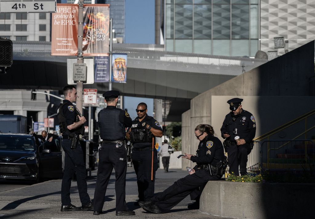 Aparat kepolisian menunggu di sudut jalan dekat gedung pertemuan Moscone Center saat penyelenggaraan KTT APEC 2023 di San Francisco, Amerika Serikat, 13 November 2023. 