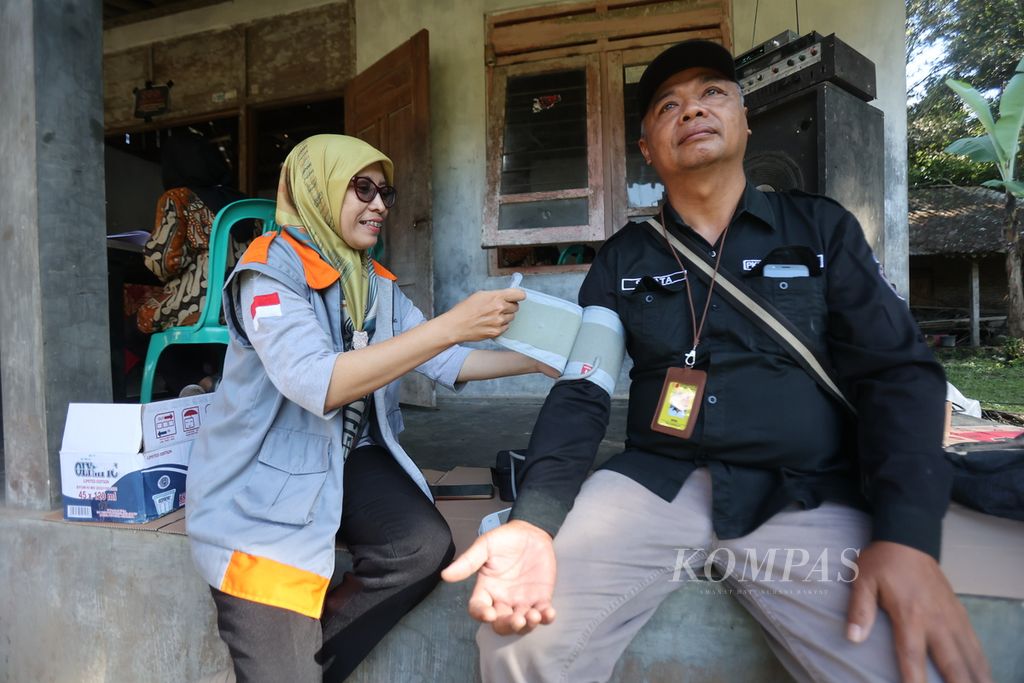 Petugas medis dari Puskesmas Candimulyo memeriksa anggota Panwaslu saat pelaksanaan pemungutan suara ulang di TPS 06 Dusun Ngleses, Desa Candimulyo, Kecamatan Candimulyo, Kabupaten Magelang, Jawa Tengah, Minggu (18/2/2024). 