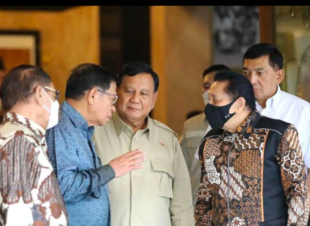 Menteri Pertahanan Prabowo Subianto (tengah) bertemu dengan sejumlah tokoh senior TNI, yaitu Endriartono Sutarto (kiri), Agum Gumelar (kedua dari kiri), dan AM Hendropriyono (kanan) di kantor Kemenhan, Senin (10/1/2022).