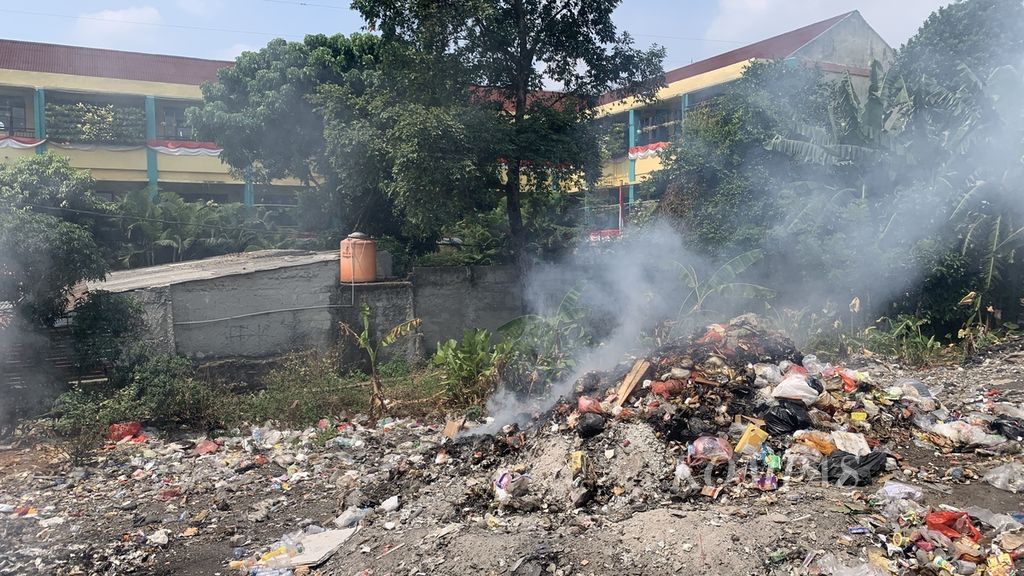 Lokasi pembakaran sampah terbuka yang berdampingan dengan SDN Pondok Karya, Pondok Aren, Tangerang Selatan, Banten, Rabu (9/8/2023). Pembakaran masih terjadi kendati dinas lingkungan hidup telah memberikan imbauan kepada masyarakat sekitar.