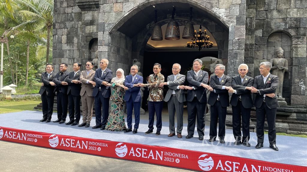 Ketua ASEAN-Business Advisory Council (BAC) sekaligus Ketua Umum Kamar Dagang dan Industri (Kadin) Indonesia Arsjad Rasjid (keenam dari kanan), Menteri Perdagangan Zulkifli Hasan (ketujuh dari kanan), dan Wakil Menteri Perdagangan Jerry Sambuaga (keempat dari kiri) setelah pertemuan konsultasi antara ASEAN-BAC dan ASEAN Economic Ministers (AEM) di Magelang, Jawa Tengah, Rabu (22/3/2023). Pertemuan itu merupakan rangkaian dari acara AEM Retreat ke-29 yang dihelat oleh Kementerian Perdagangan pada 20-22 Maret 2023 dalam rangka keketuaan Indonesia di ASEAN.