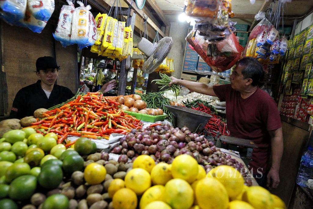 Pedagang melayani pembeli di Pasar Tebet Timur, Tebet, Jakarta, Rabu (1/2/2023). Badan Pusat Statistik mencatat laju inflasi pada Januari 2023 sebesar 0,34 persen. Komoditas bahan pangan, seperti cabai merah, cabai rawit, dan beras, menjadi pemicu inflasi. 