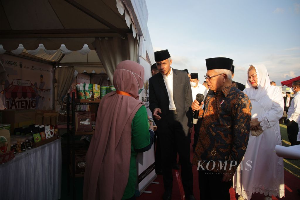 Wakil Presiden Ma'ruf Amin melihat stan pameran yang berpartisipasi dalam Jateng Halal Fair 2023 di Alun-alun Masjid Agung Kauman, Kota Semarang, Jawa Tengah, Senin (3/4/2023). 
