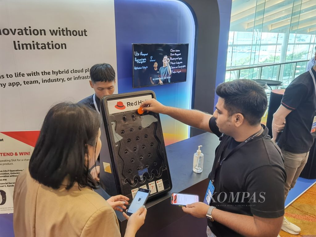 Peserta mengikuti permainan untuk mendapatkan hadiah dalam AWS Summit ASEAN 2023 yang berlangsung di Sands Expo and Convention Centre, Singapura, Kamis (4/5/2023).