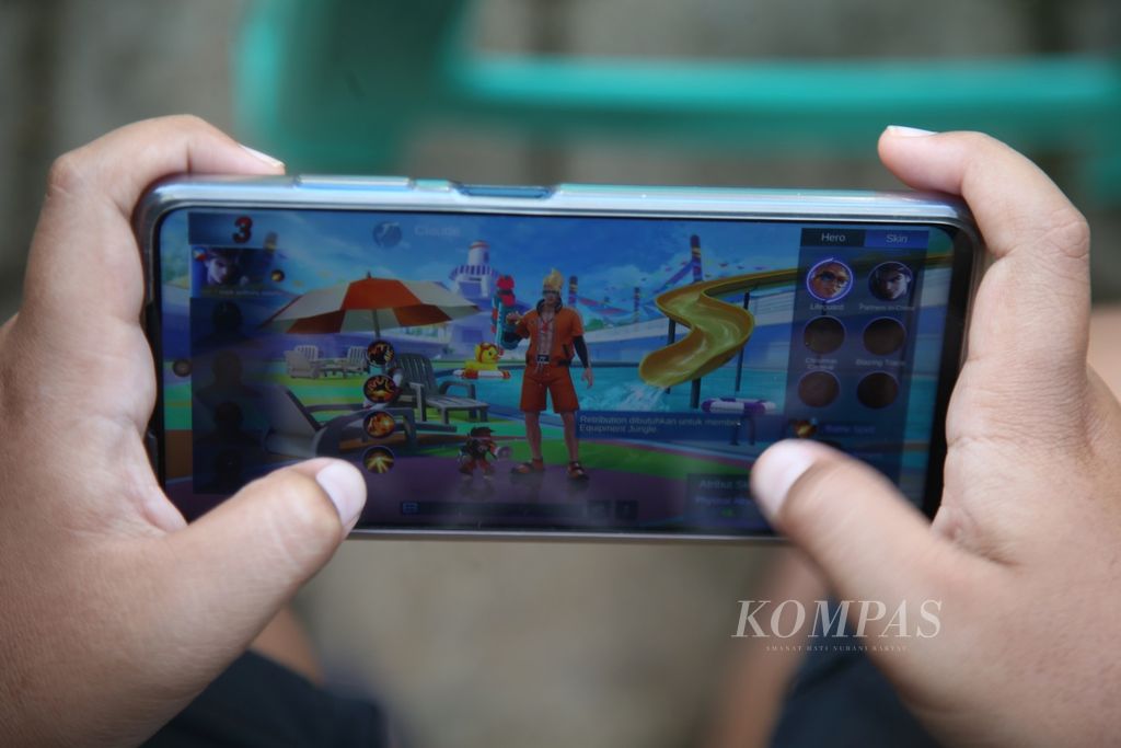Children play online games in the Pamulang area of Tangerang Selatan, Banten, on Saturday (13/3/2021). The exposure to online games is increasingly affecting children as a result of the easy access to electronic devices for online learning.