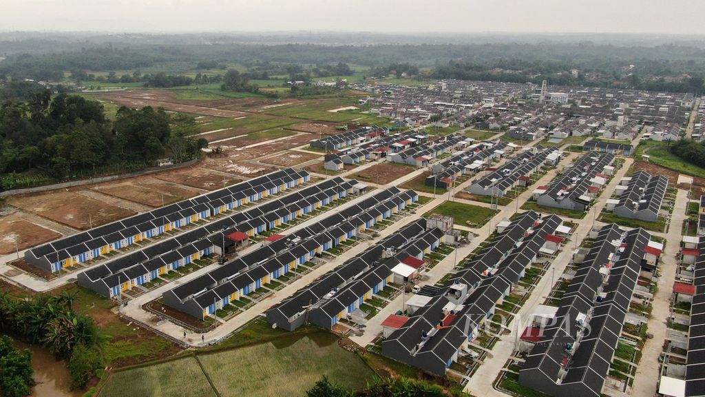 A row of new houses in Cibunar, Parung Panjang District, Bogor Regency, West Java, on Thursday (19/1/2023). Hundreds of houses built in this location are government-subsidized houses with a mortgage scheme.