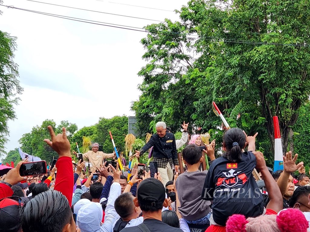 Capres nomor urut 3, Ganjar Pranowo, menyapa para pendukungnya di depan Balai Kota Surakarta dalam kampanye pamungkas pasangan capres dan cawapres nomor urut 3, Ganjar-Mahfud, di Kota Surakarta, Jawa Tengah, Sabtu (10/2/2024).