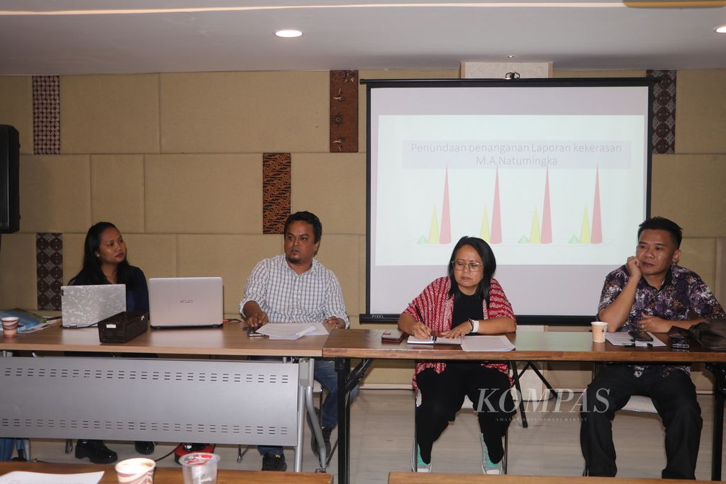 Para pembicara dalam diskusi bertajuk Peluang dan Tantangan Pemenuhan Hak Asasi Manusia Tahun 2023 di Medan, Sumatera Utara, Jumat (20/1/2023).