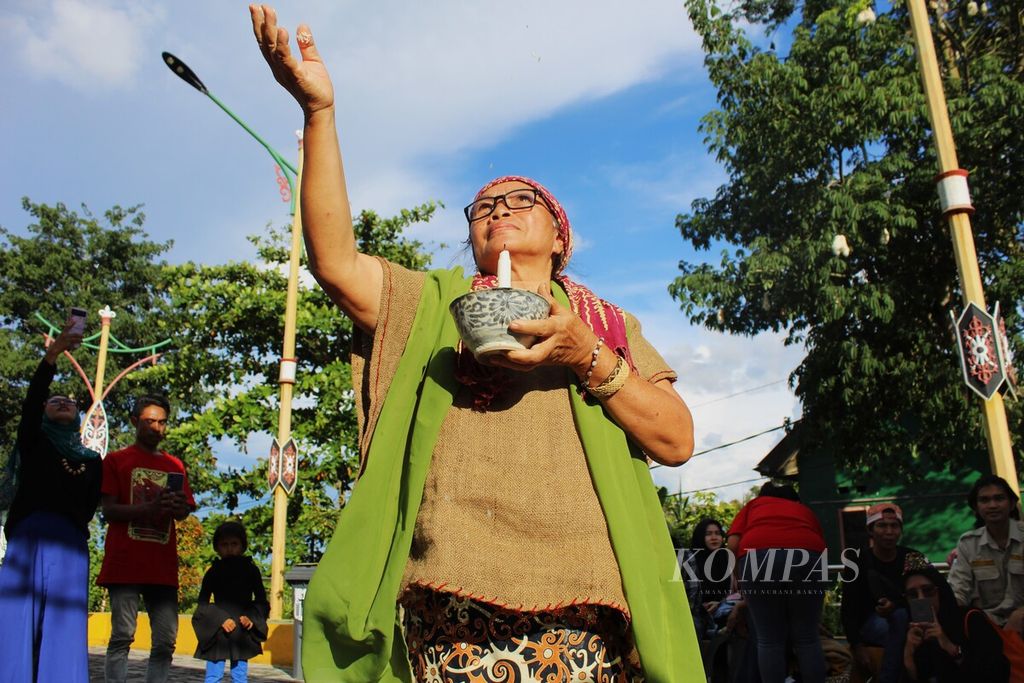 Mardiana (64), warga Tamiang Layang, Kabupaten Barito Timur, Kalimantan Tengah menari dan memainkan peran dalam drama tetrikal di Taman Pasuk Kameloh dalam Pertunjukkan Budaya, Minggu (12/3/2023).