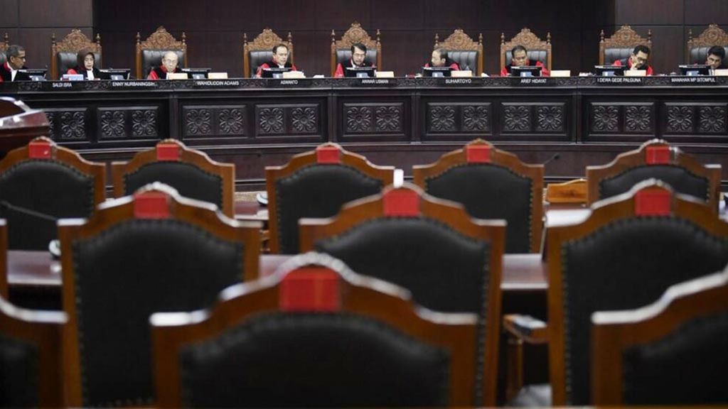 Sembilan hakim kontitusi dipimpin Ketua Mahkamah Konstitusi Anwar Usman (tengah) dalam salah satu sidang di Gedung Mahkamah Konstitusi, Jakarta, Kamis (28/11/2019). 