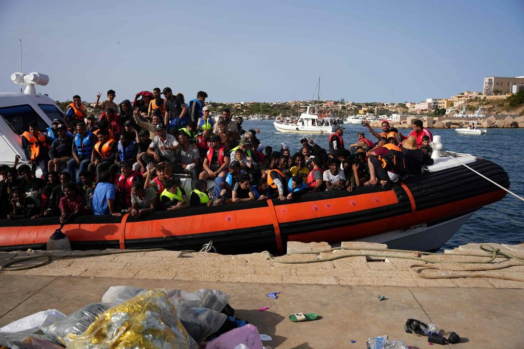Dalam foto yang diambil pada 18 September 2023 tampak kapal penyelamat yang disesaki pengungsi tiba di Lampedusa, Italia.