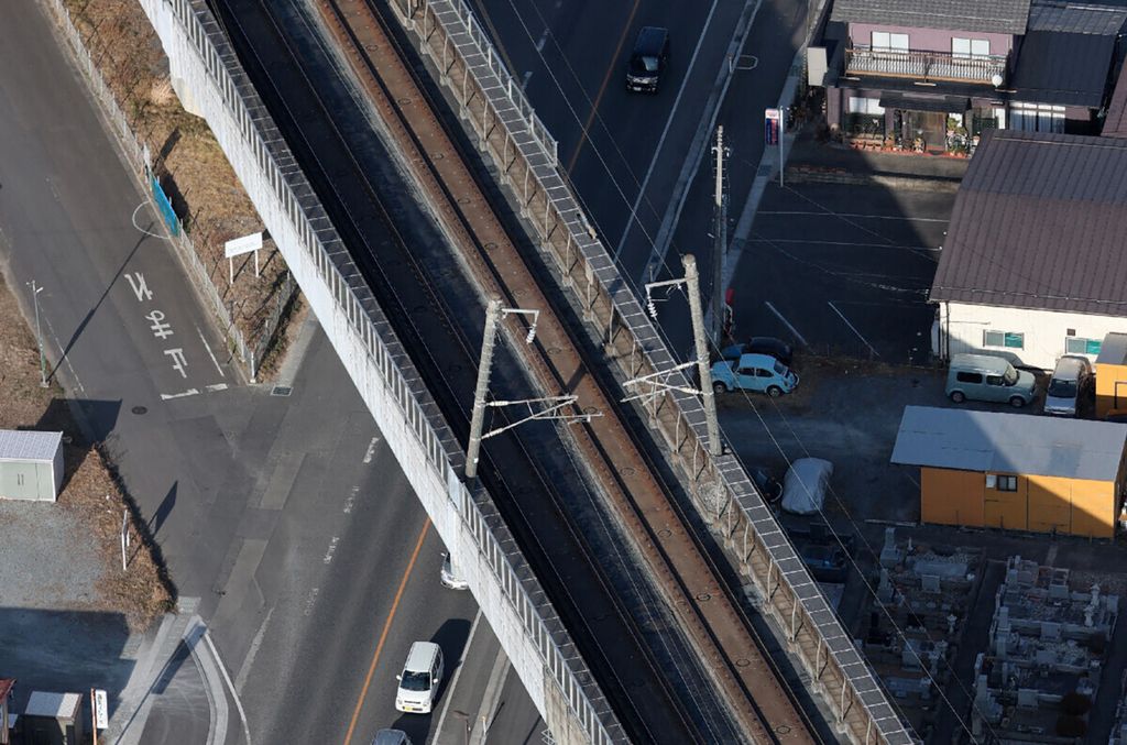 Foto udara memperlihatkan tiang listrik saluran udara untuk kereta Shinkansen yang miring setelah terjadi gempa berkekuatan magnitudo 7,3 di Koriyama, Prefektur Fukushima, Jepang, Minggu (14/2/2021). 