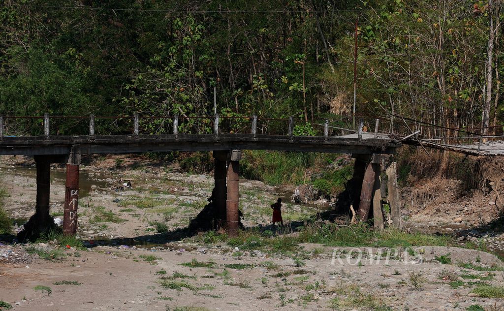 Warga melintasi Sungai Mluweh yang mengering sepanjang musim kemarau di Kecamatan Ungaran Timur, Kabupaten Semarang, Jawa Tengah, Senin (11/9/2023). Beberapa wilayah di Jawa Tengah mengalami kekeringan dan sebagian wilayah membutuhan pasokan air bersih beberapa bulan ini.
