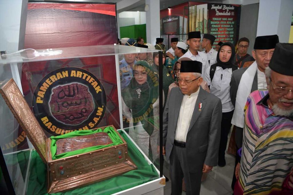 Wakil Presiden Maruf Amin meninjau pameran artefak Nabi Muhammad SAW di Museum Kepurbakalaan di Kawasan Wisata Banten Lama, Kecamatan Kasemen, Kota Serang, Banten, Minggu (16/2/2020).