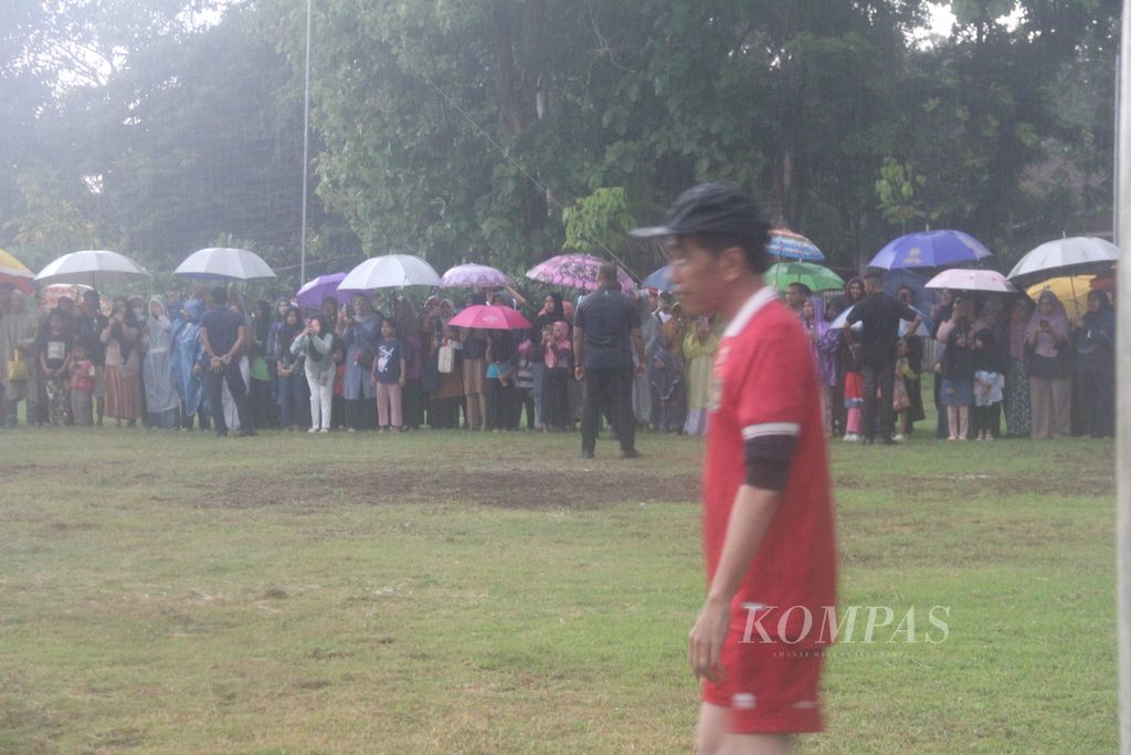 Presiden Joko Widodo bermain sepak bola bersama anak-anak di Lapangan Gamplong, Kabupaten Sleman, Daerah Istimewa Yogyakarta, Sabtu (24/1/2024) sore. 