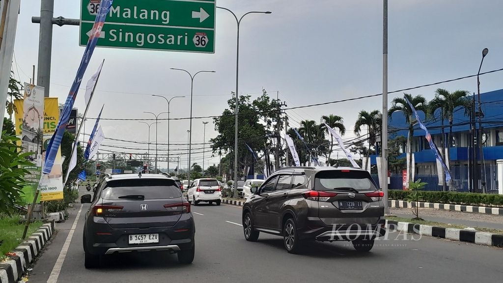 Kendaraan dari Kota Batu melintas di Simpang Empat Karanglo, menuju Gerbang Tol Singosari di Kabupaten Malang, Jawa Timur, Kamis (11/4/2024).