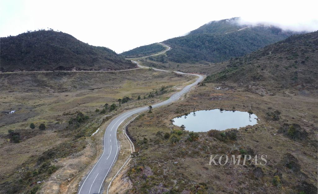 Jalan Trans Papua yang berada di TN Lorentz di Kabupaten Jayawijaya, Papua, Minggu (14/11/2021).