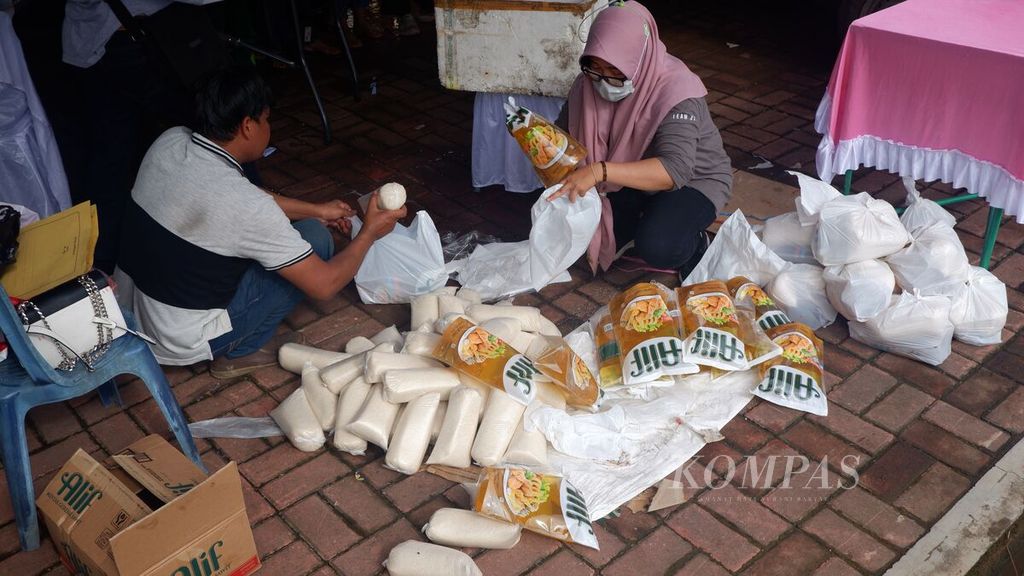 Petugas menyiapkan gula pasir dan minyak goreng untuk dijual dalam kegiatan operasi pasar barang kebutuhan pokok di Banjarmasin, Kalimantan Selatan, Sabtu (28/1/2023). 