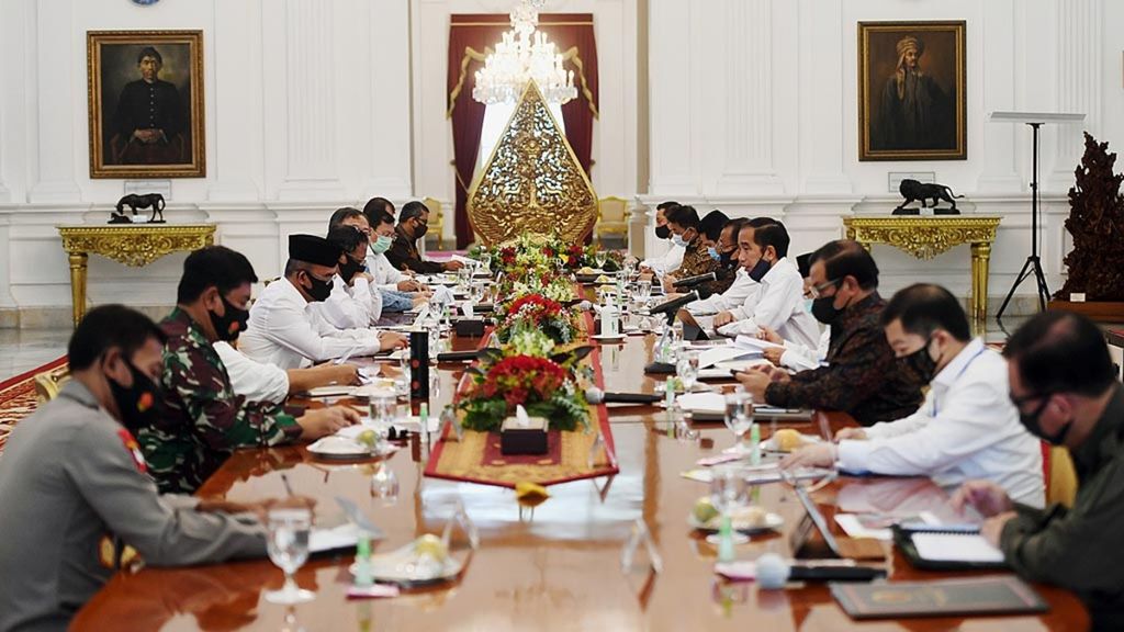 Presiden Joko Widodo (kelima dari kanan) memimpin rapat kabinet terbatas di Istana Merdeka, Jakarta, Senin (29/6/2020).