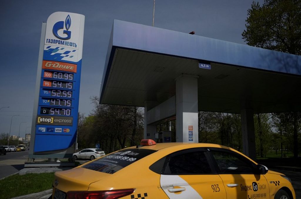 Pemandangan stasiun pengusian bahan bakar milik produsen minyak Rusia, Gazprom Neft, di Moskwa, Rusia, 11 Mei 2022.  Pasokan gas Rusia ke Barat melalui Ukraina terhenti pada 11 Mei 2022 sehingga memicu lonjakan harga. 