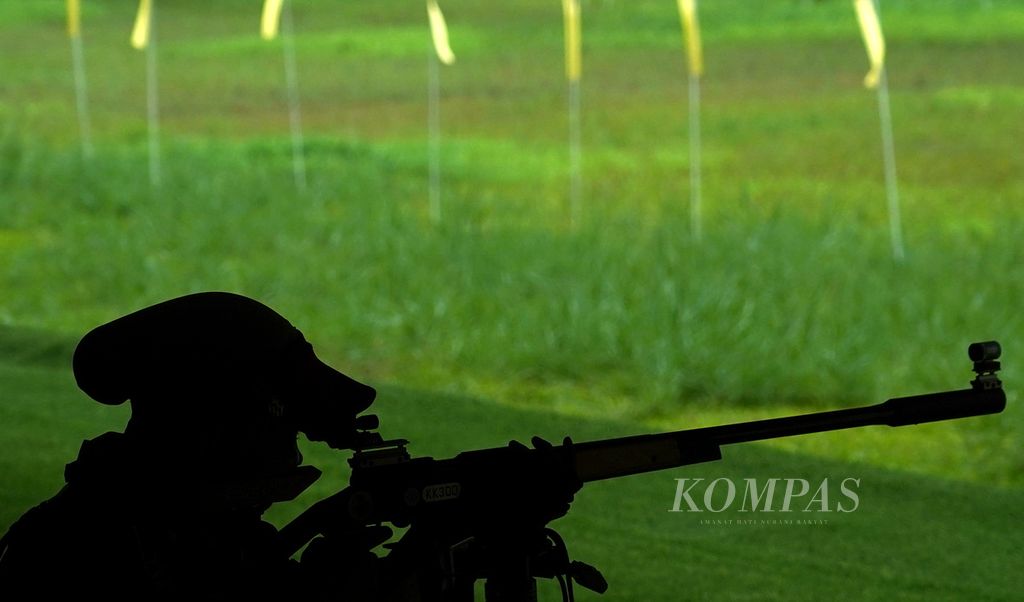 Siluet atlet nasional cabang menembak Audrey Zahra ketika mengikuti pemusatan pelatihan SEA Games XXXI Vietnam 2021 di Lapangan Tembak Senayan, Jakarta, Kamis (21/4/2022). 