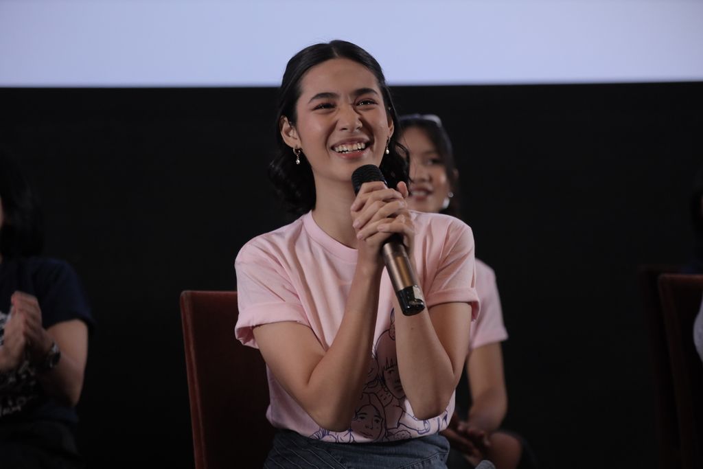 Aisha Nurra Datau, pemeran Dara dalam film <i>Dua Hati Biru, </i>menjawab pertanyaan jurnalis dalam jumpa pers di Epicentrum XXI, Jakarta, Kamis (4/4/2024).