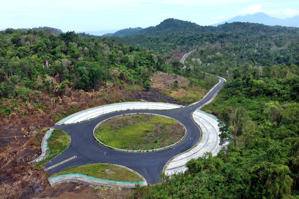 Foto udara kondisi jalan di Kawasan Ekonomi Khusus (KEK) Pariwisata Likupang, Minahasa Utara, Sulawesi Utara, Kamis (14/9/2023). Kementerian PUPR menggelontorkan Rp 163,7 miliar untuk membuat, memperbaiki, dan merevitalisasi jembatan dan jalan penghubung sejumlah desa serta obyek wisata di KEK Likupang.