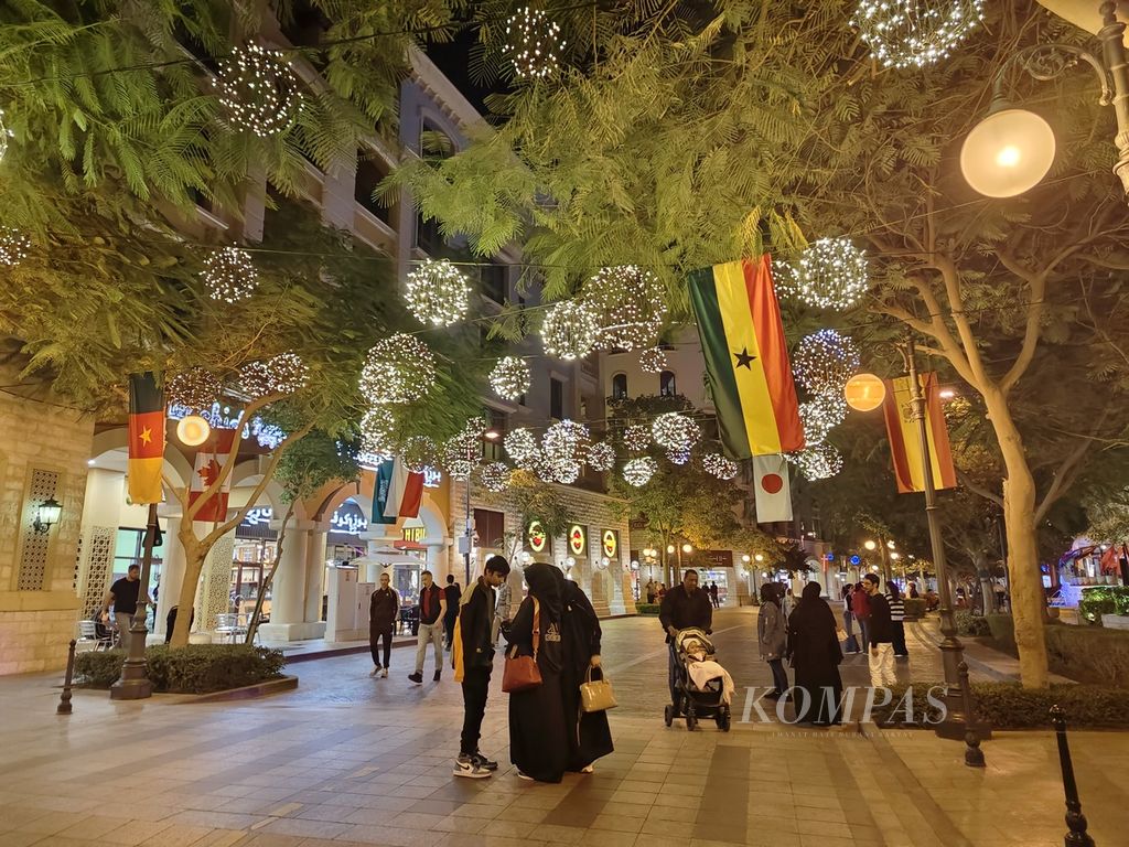 Pengunjung berjalan di jalanan utama kawasan Medina Centrale yang berada di The Pearl, Doha, Qatar, Minggu (11/12/2022). The Pearl adalah kawasan pulau reklamasi di Qatar yang menyajikan kawasan pemukiman elite dan pertokoan ritel jenama terkenal.