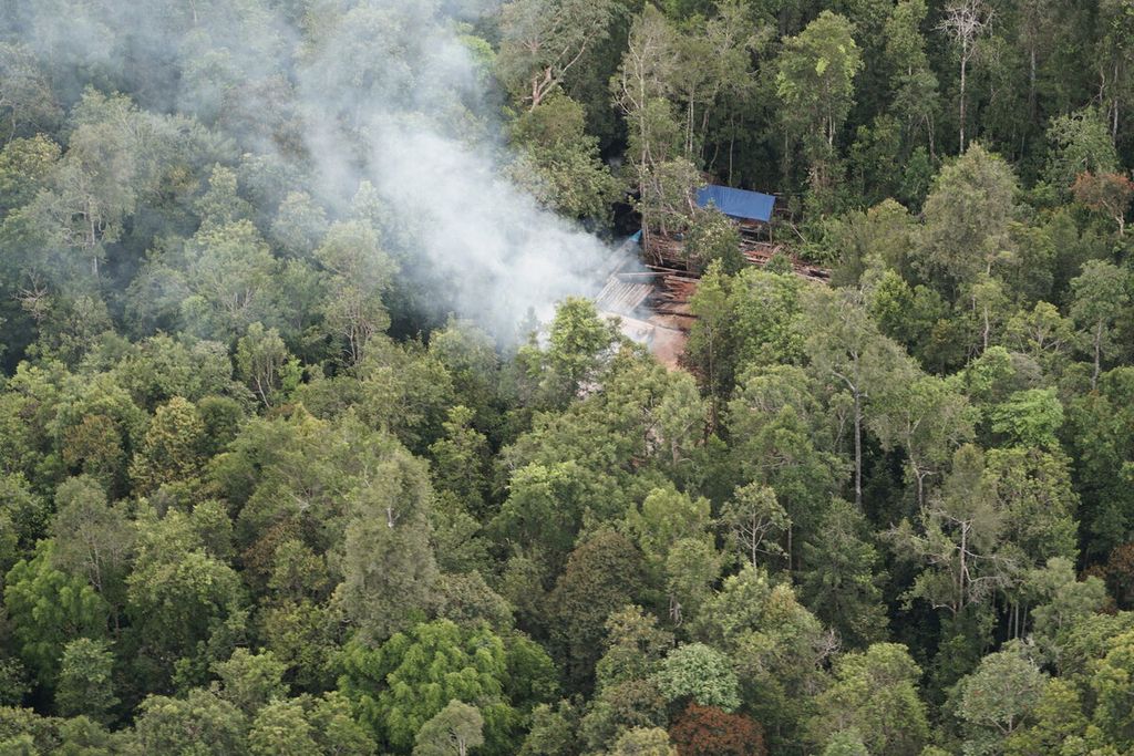Asap membubung dari lokasi yang diduga menjadi tempat pembalakan liar di Kotawaringin Timur, Kalimantan Tengah, Rabu (10/9/2020). Pembalakan liar masih kerap terjadi di Kalimantan Tengah karena luasnya hutan. Pembalakan liar akan berdampak pada kerusakan hutan beserta isinya.